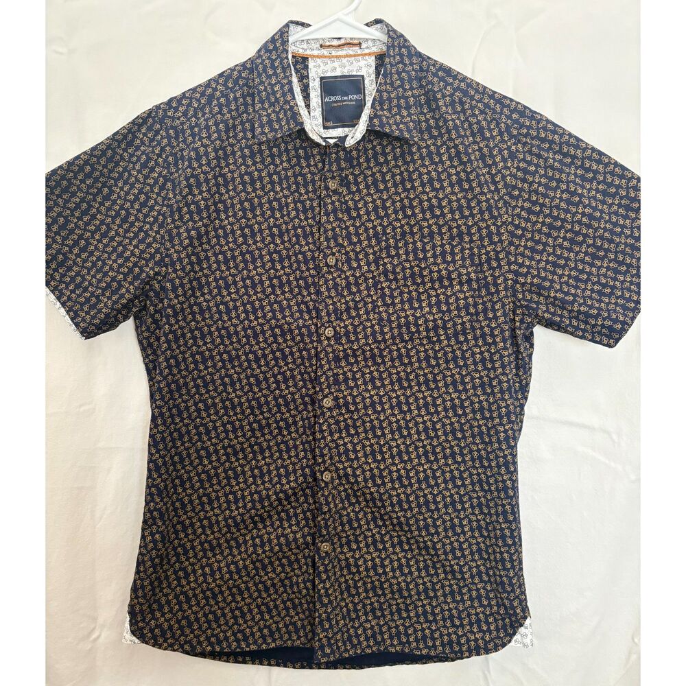 Across the Pond Men's Small Bee Print Short Sleeve Button Down Shirt